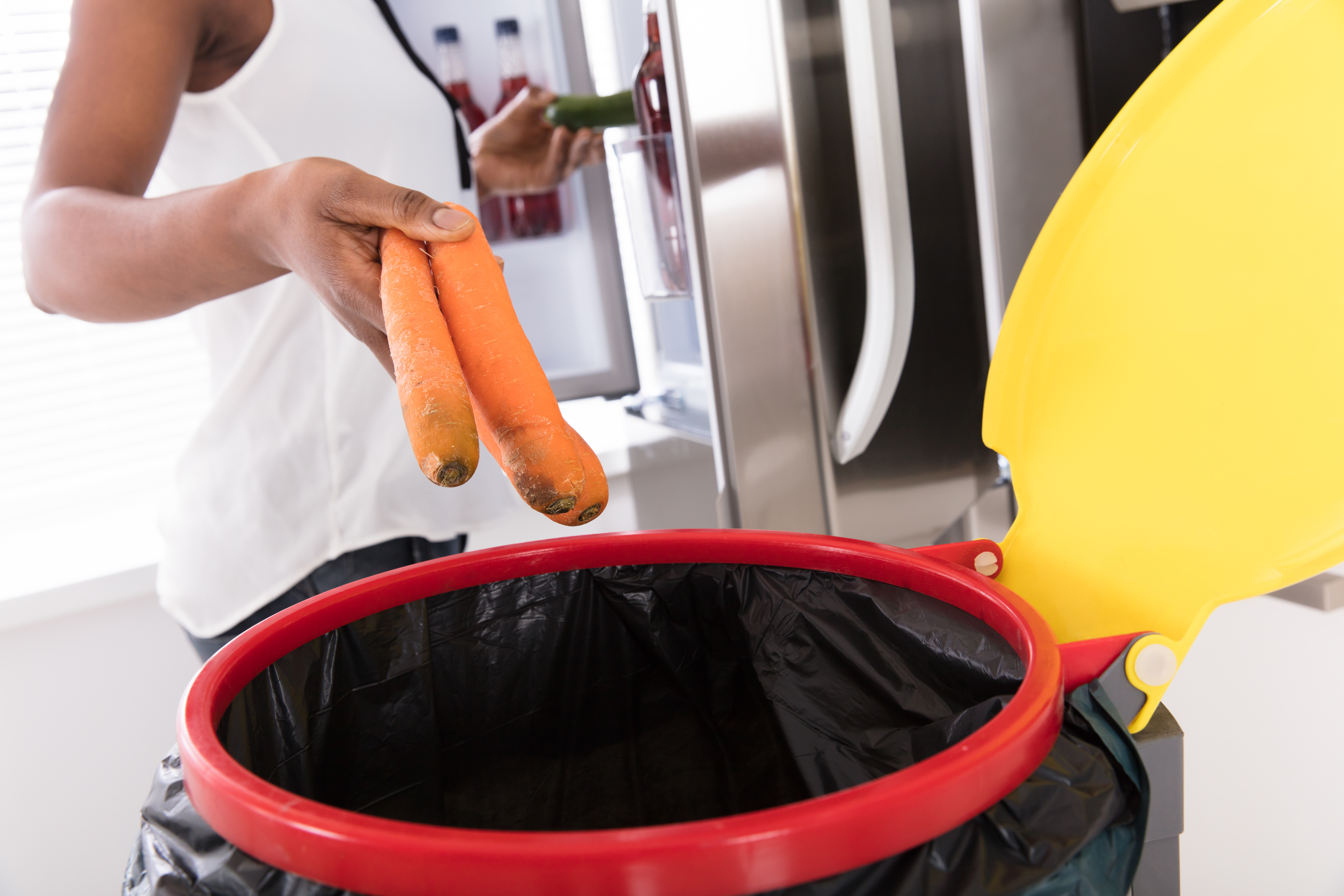 Frau wirft Karotten weg