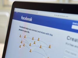 Facebook auf Computerscreen