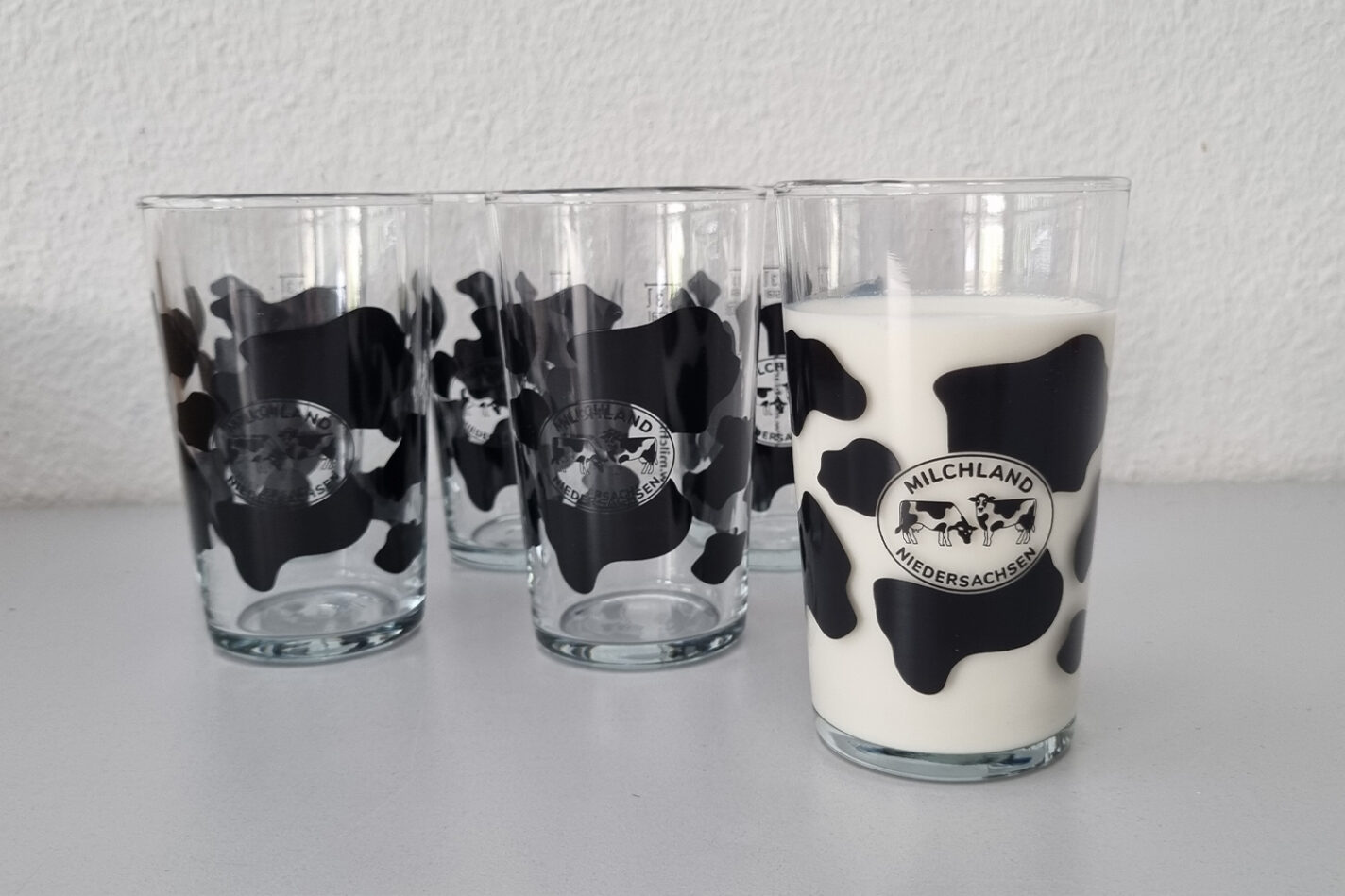 Trinkgläser mit Kuhflecken