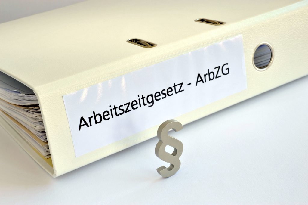 Arbeitszeitgesetz, ArbZG, Überstunden, Mehrarbeit, Arbeitszeit, Paragraph, Akte, Ordner, Arbeit, Arbeitsrecht, Recht, Gesetz, symbolisch, Symbol, Rechtslage, Arbeitgeber, Arbeitnehmer, Arbeitsplatz, Belastung, Bezahlung, Individualarbeitsrecht, Plusstunden, Regelarbeitszeit, Freizeitausgleich, Zuschlag, Bunrnout, Gewerkschaft, Gewerkschaften, Firma, Freizeit, Gleitzeit, Kurzarbeit, Lohn, Mindestlohn, Pause, Stechuhr, Streik, Stress, Tarifvertrag, Teilzeit, Vollzeit, Urlaub, Hamburg, April 2017, Bild Nr.: N55861
