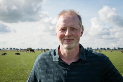KuhTuber Amos Venema vor Kuhweide