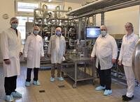 Ausbilder und Auszubildende in einer Lehrmolkerei