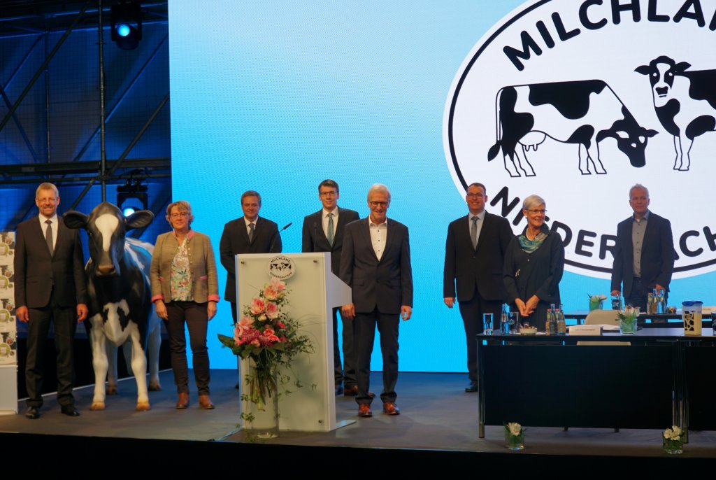 Vorstand, Geschäftsführung und Referenten auf der Bühne der ersten virtuellen LVN-Mitgliederversammlung in Hannover