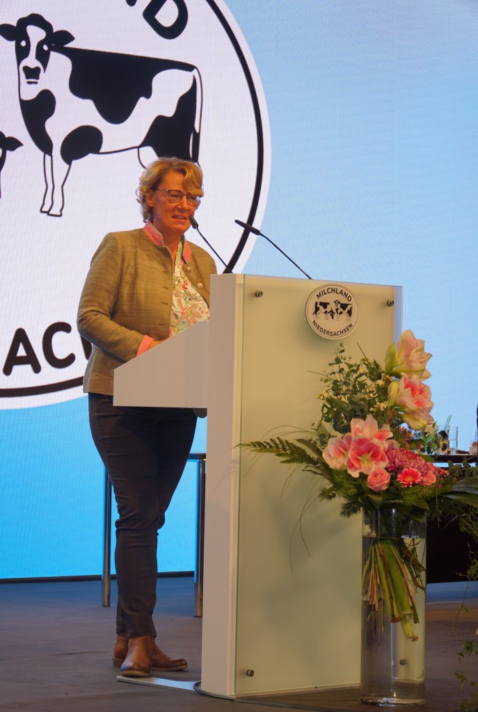 Niedersächsische Ministerin für Ernährung, Landwirtschaft und Verbraucherschutz Barbara Otte-Kinast auf der Bühne der LVN-Mitgliedsversammlung.
