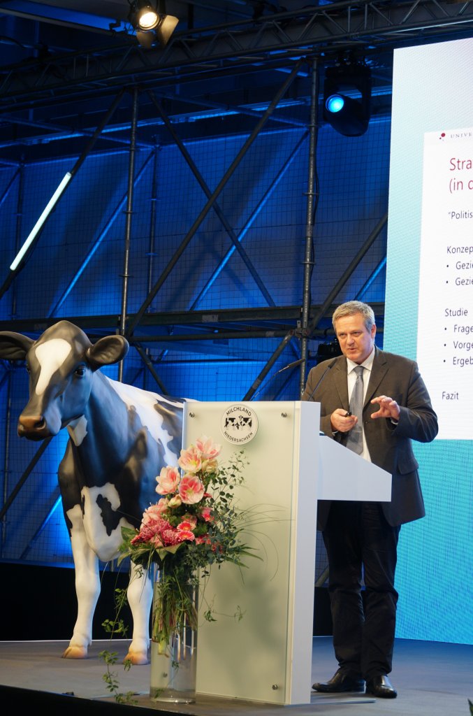 Gastreferent Prof. Dr. Volker Krömker  auf der Bühne der LVN-Mitgliedsversammlung.