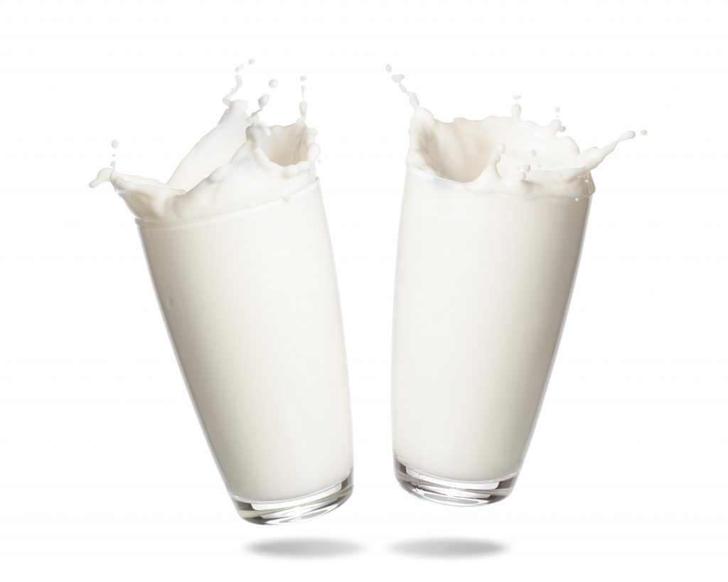 Zwei Milchgläser symbolisieren Branchenkommunikation