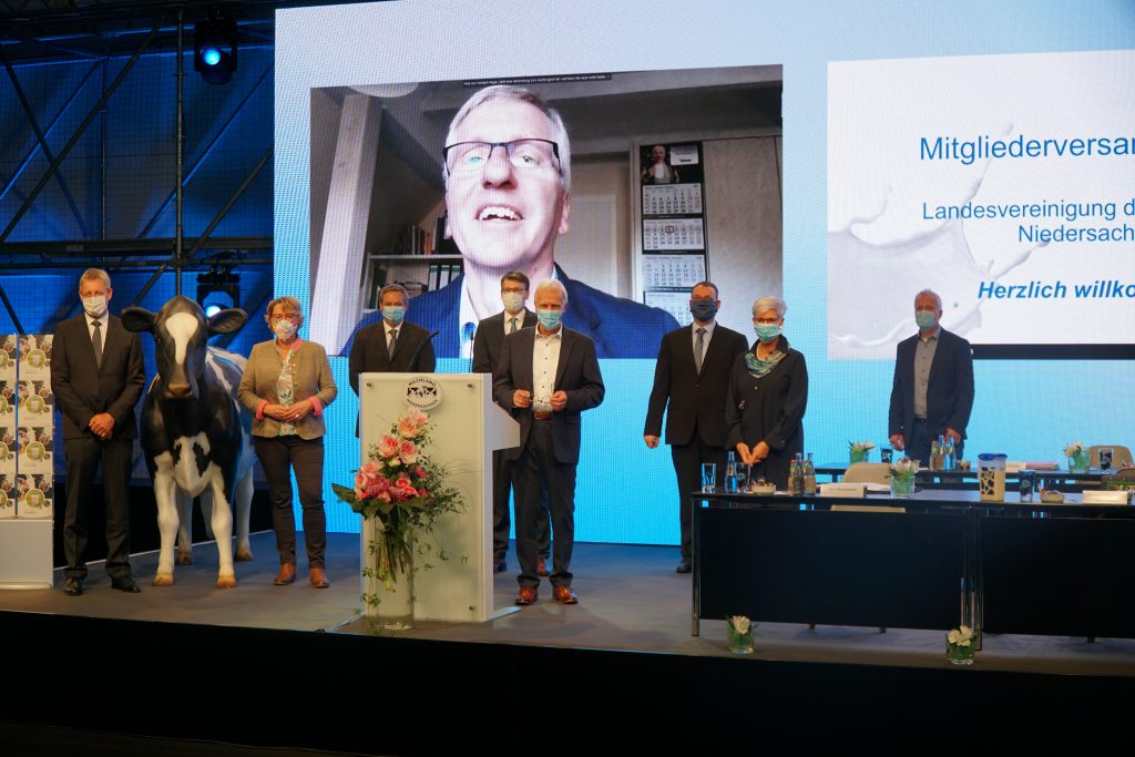 Vorstand, Geschäftsführung und Referenten auf der Bühne der ersten virtuellen LVN-Mitgliederversammlung in Hannover