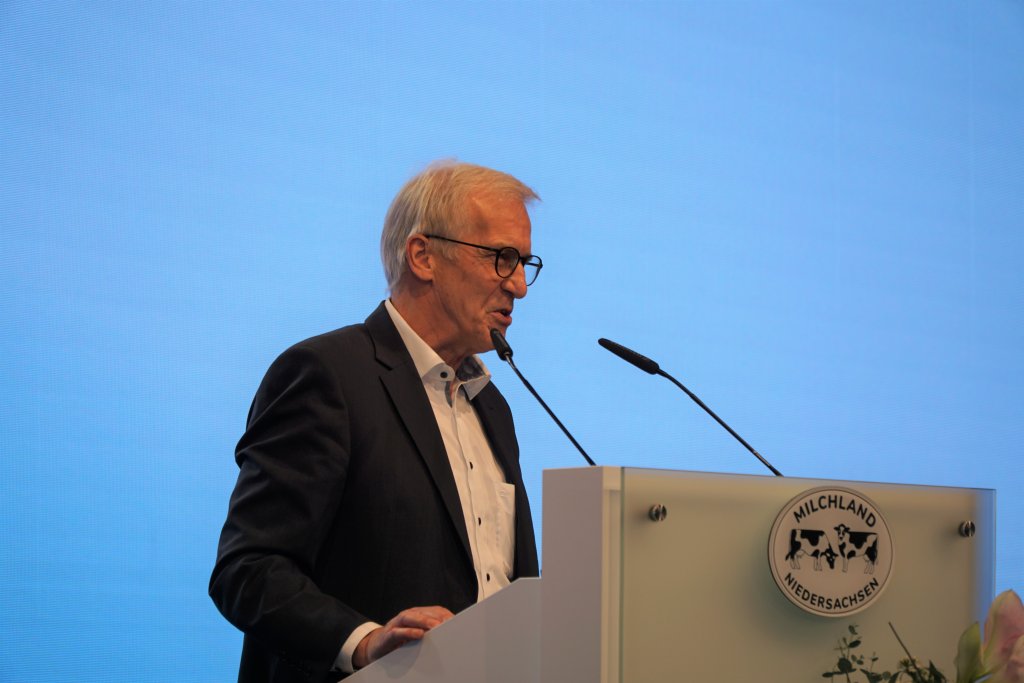 Landvolkpräsident Albert Schulte to Brinke auf der Bühne der LVN-Mitgliederversammlung.