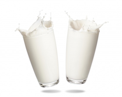 Zwei Milchgläser symbolisieren Branchenkommunikation