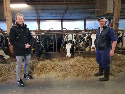 Podcast StadtLandKuh Timo und Helmut im Stall