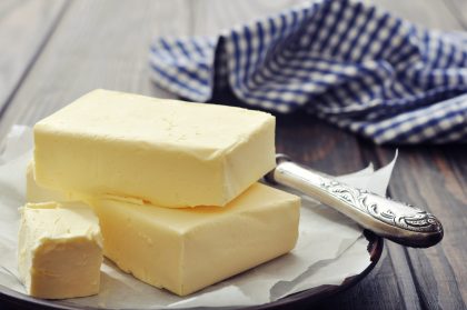 Butter Stücke auf Teller mit Messer