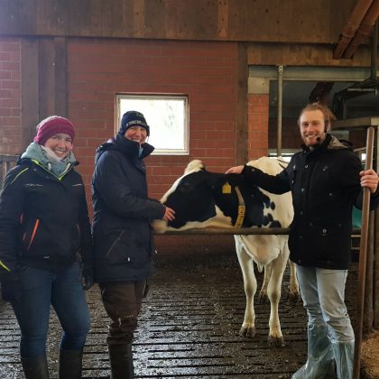Timo mit Maren, Tanja und Kuh im Stall in Oldenburg für 5. Podcast-Folge StadtLandKuh
