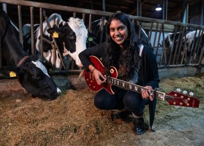 Künstlerin SOBI mit Gitarre bei ihrem Auftritt für KUHltur im Stall