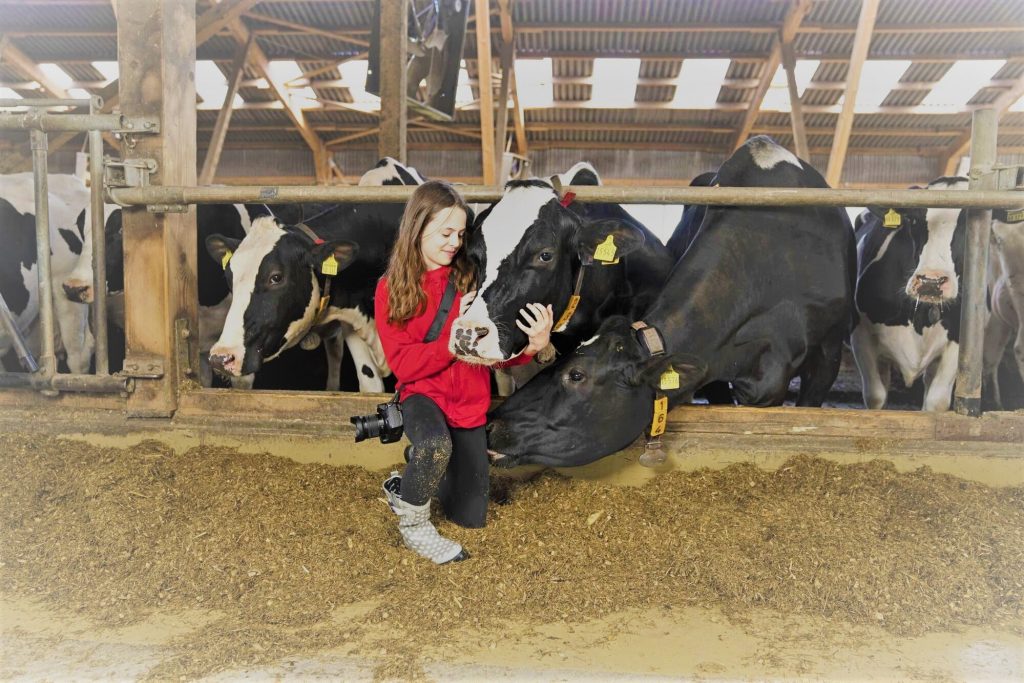 My KuhTube Kids Kinderreporterin Vitoria im Kuhstall mit Kuh im Arm