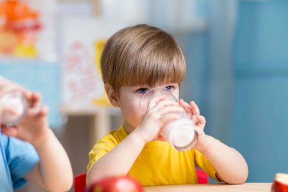 Kind mit Glas Milch_Essen und Trinken in der Kita_AdobeStock Foto