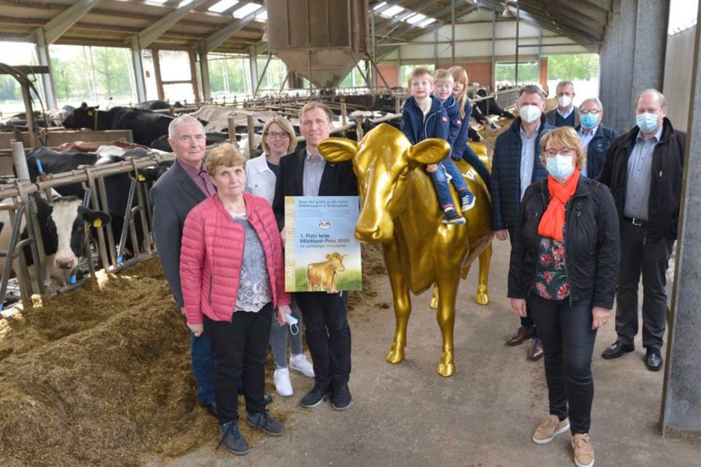 Milchlandpreis 2020: Hofschildübergabe bei Familie Börger