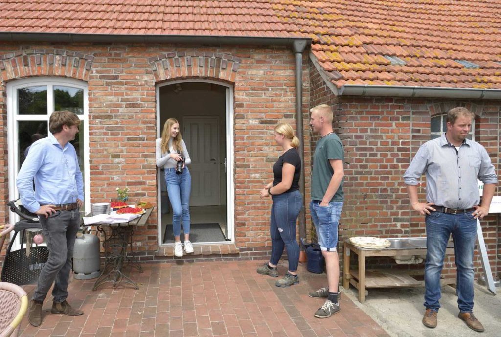 Milchlandpreis 2020: Hofschildübergabe bei Familie Lindena