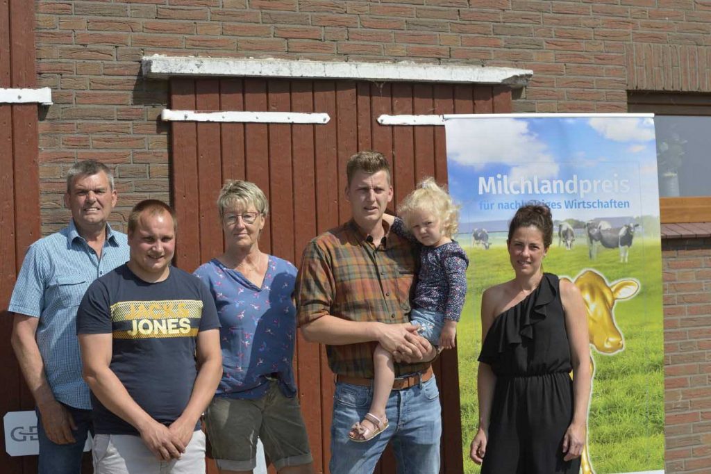 Milchlandpreis 2020: Hofschildübergabe bei Familie Borchers