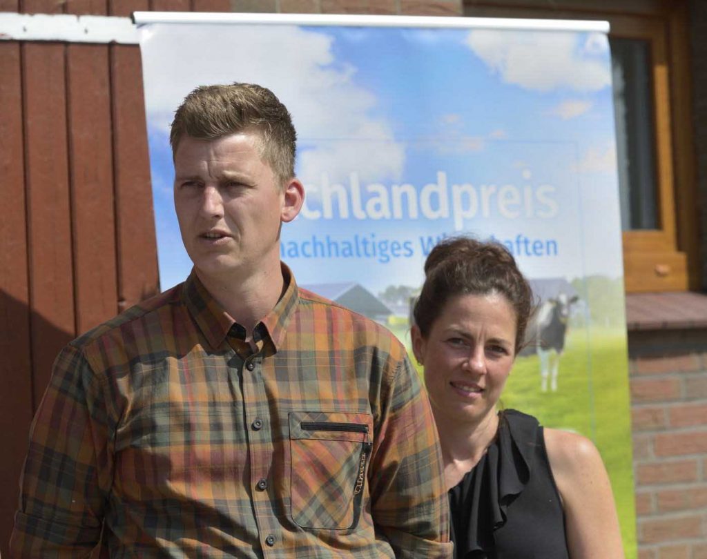 Milchlandpreis 2020: Hofschildübergabe bei Familie Borchers