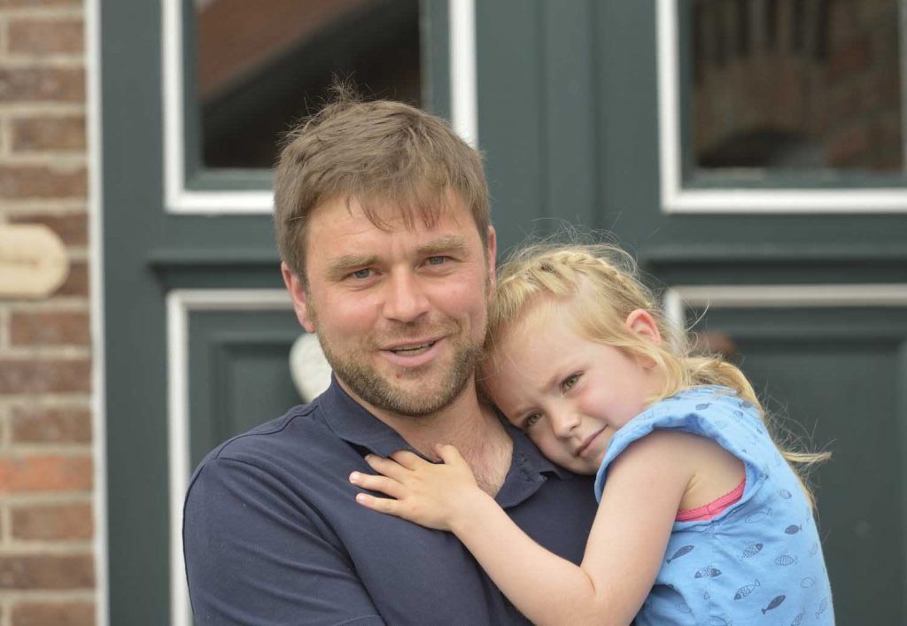 Milchlandpreis 2020: Hofschildübergabe bei Familie Lindena