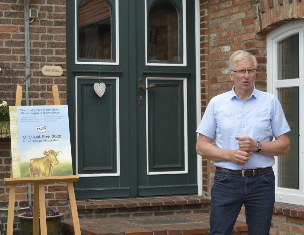 Milchlandpreis 2020: Hofschildübergabe bei Familie Lindena