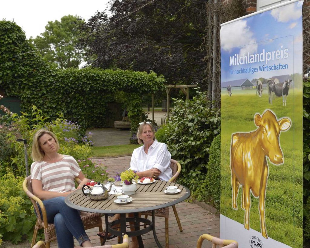 Milchlandpreis 2020: Hofschildübergabe bei Familie Lindena