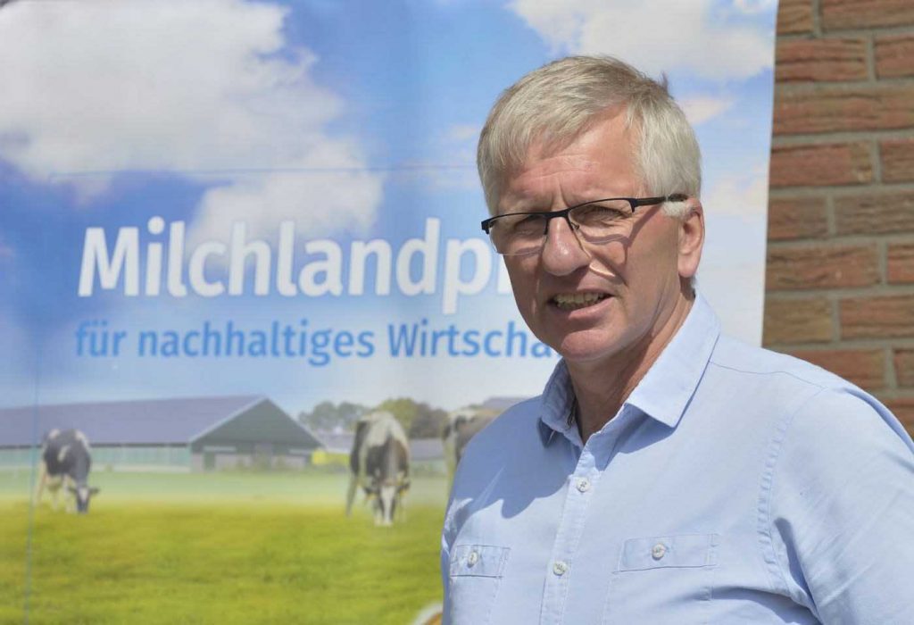 Milchlandpreis 2020: Hofschildübergabe bei Familie Borchers