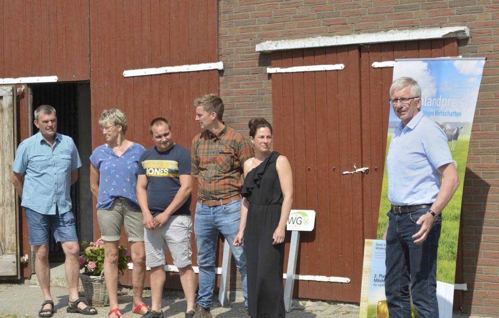 Milchlandpreis 2020: Hofschildübergabe bei Familie Borchers
