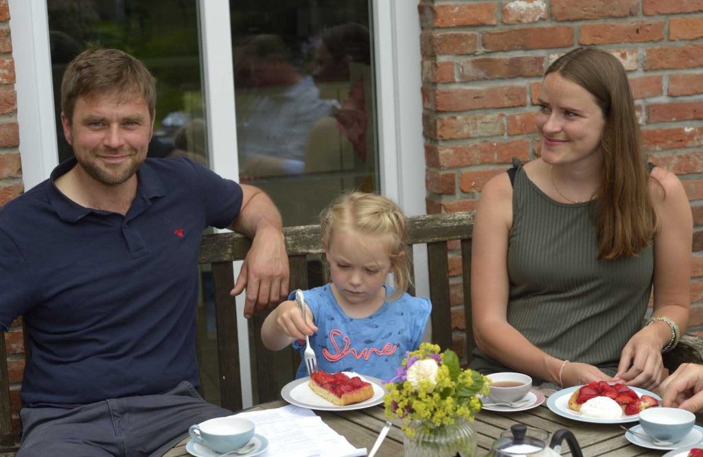 Milchlandpreis 2020: Hofschildübergabe bei Familie Lindena