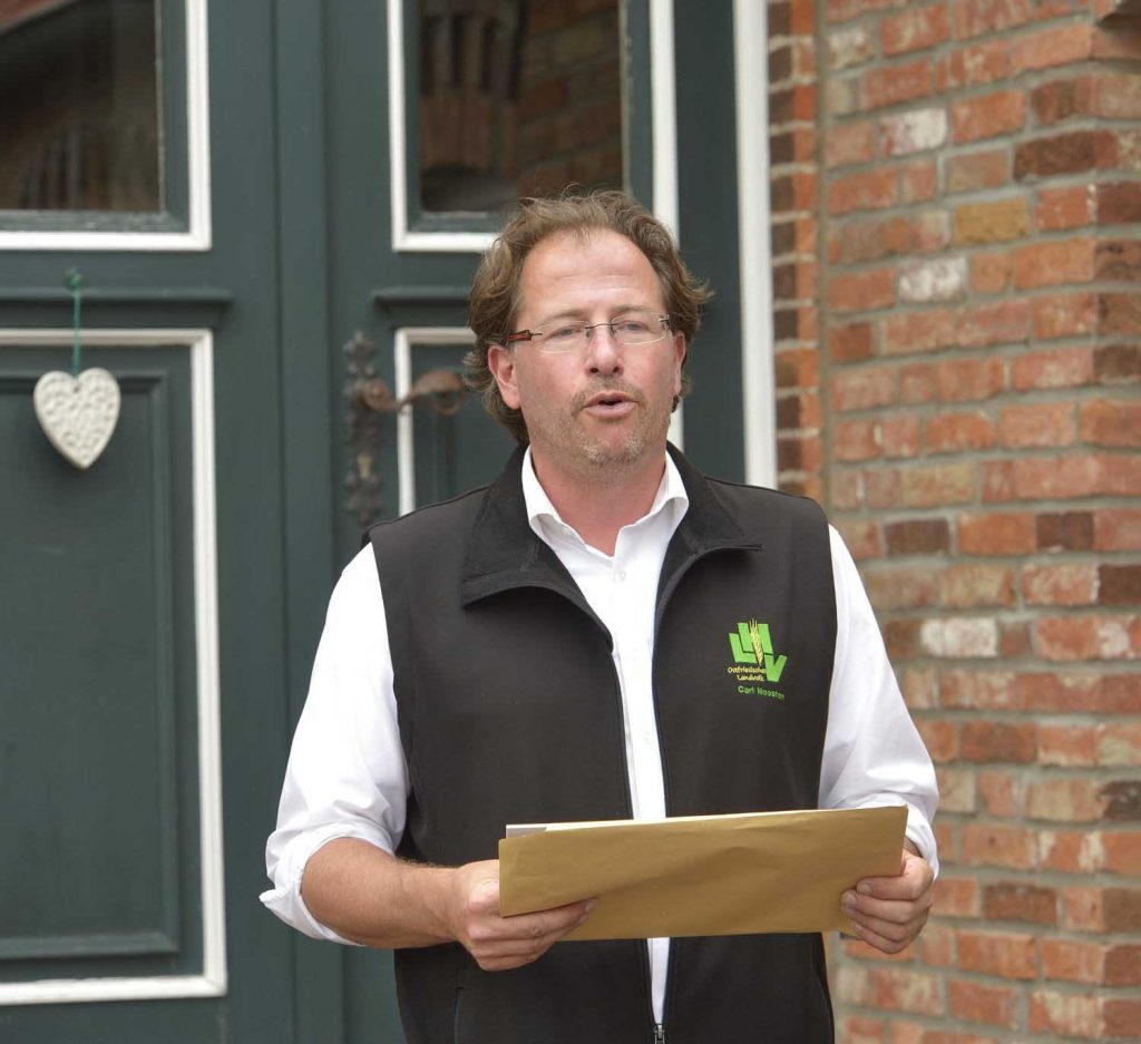 Milchlandpreis 2020: Hofschildübergabe bei Familie Lindena