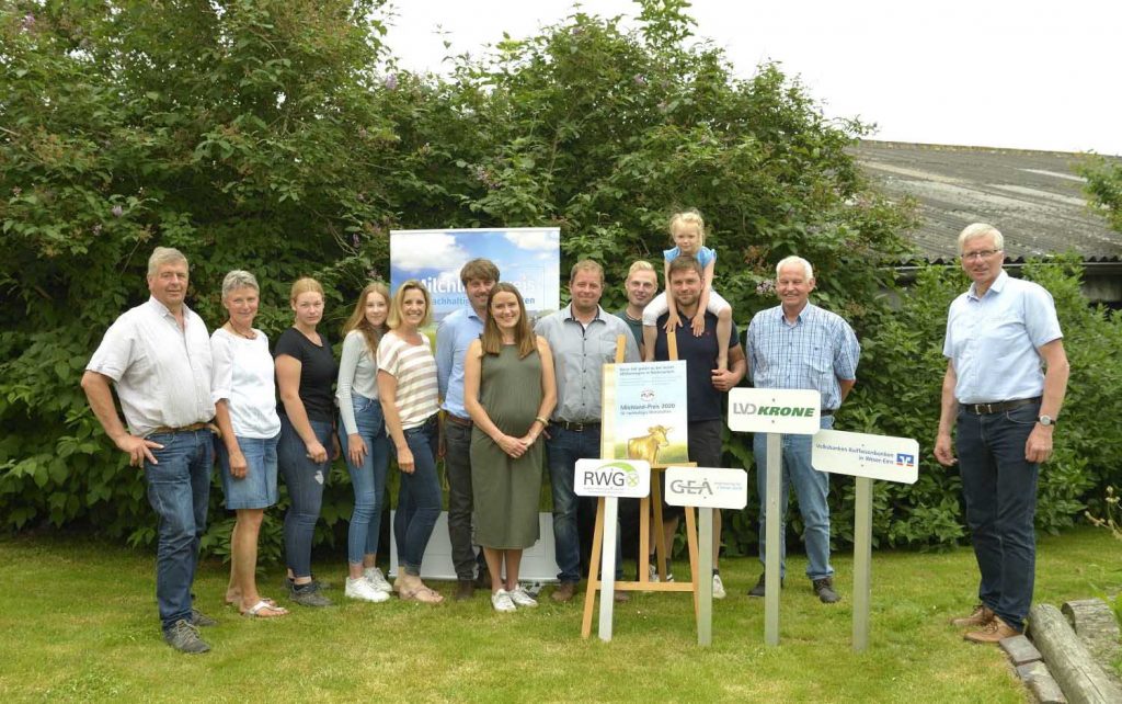 Milchlandpreis 2020: Hofschildübergabe bei Familie Lindena