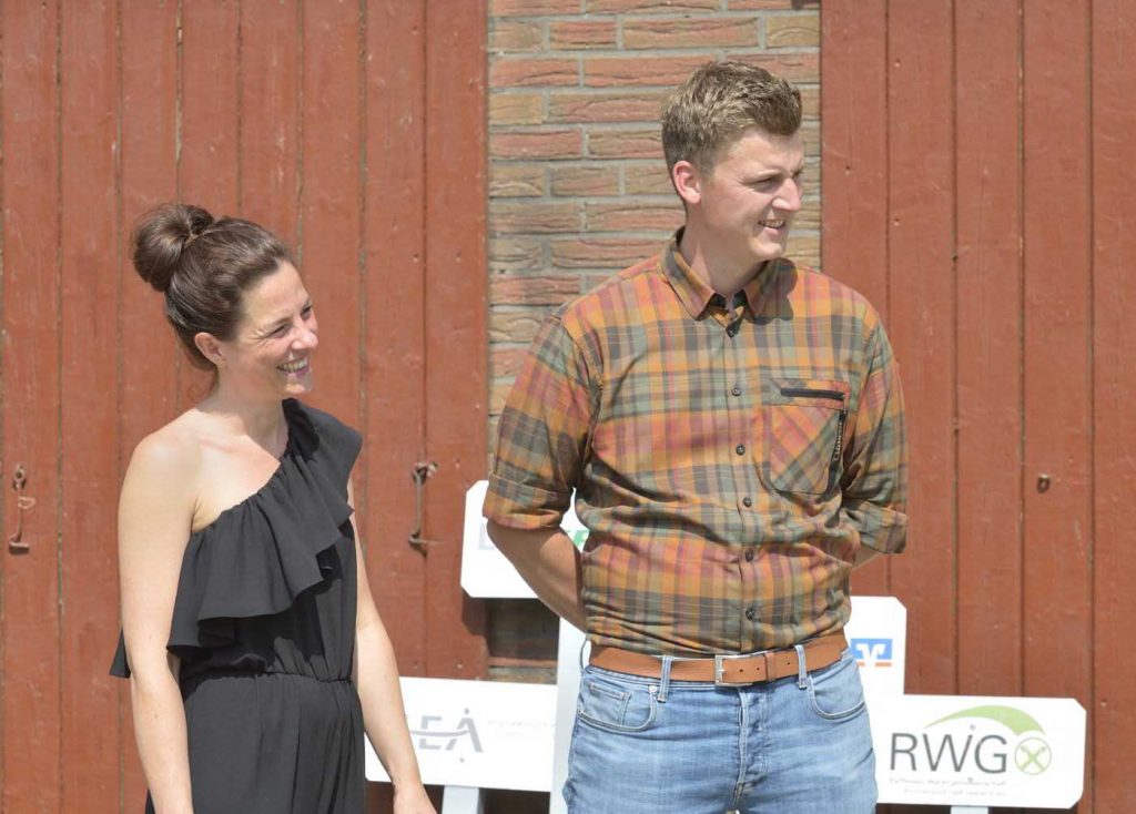 Milchlandpreis 2020: Hofschildübergabe bei Familie Borchers