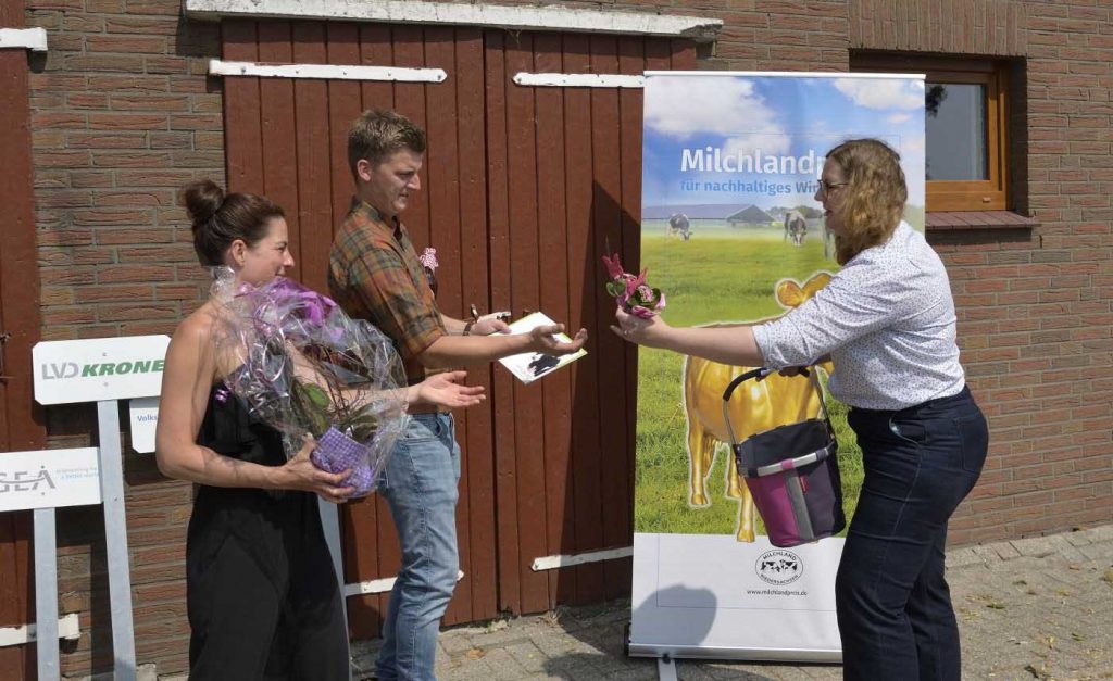 Milchlandpreis 2020: Hofschildübergabe bei Familie Borchers