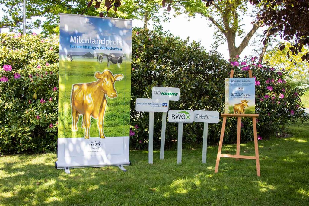 Milchlandpreis 2020: Hofschildübergabe bei Familie Janke