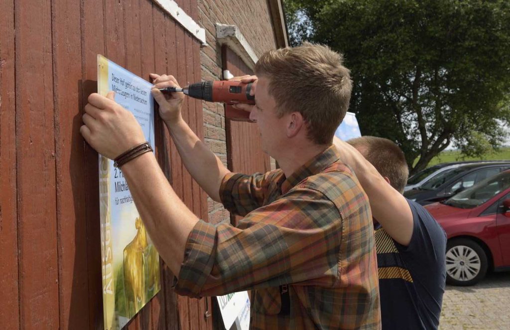 Milchlandpreis 2020: Hofschildübergabe bei Familie Borchers