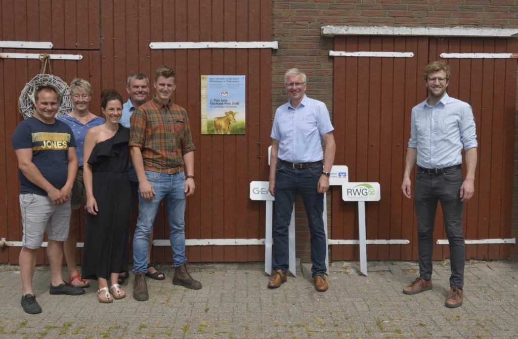 Milchlandpreis 2020: Hofschildübergabe bei Familie Borchers