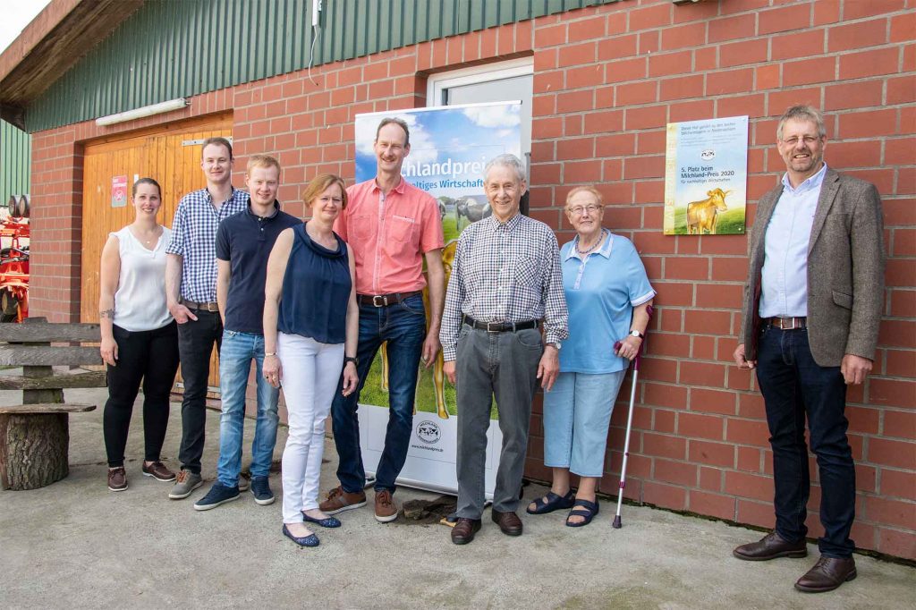 Milchlandpreis 2020: Hofschildübergabe bei Familie Janke