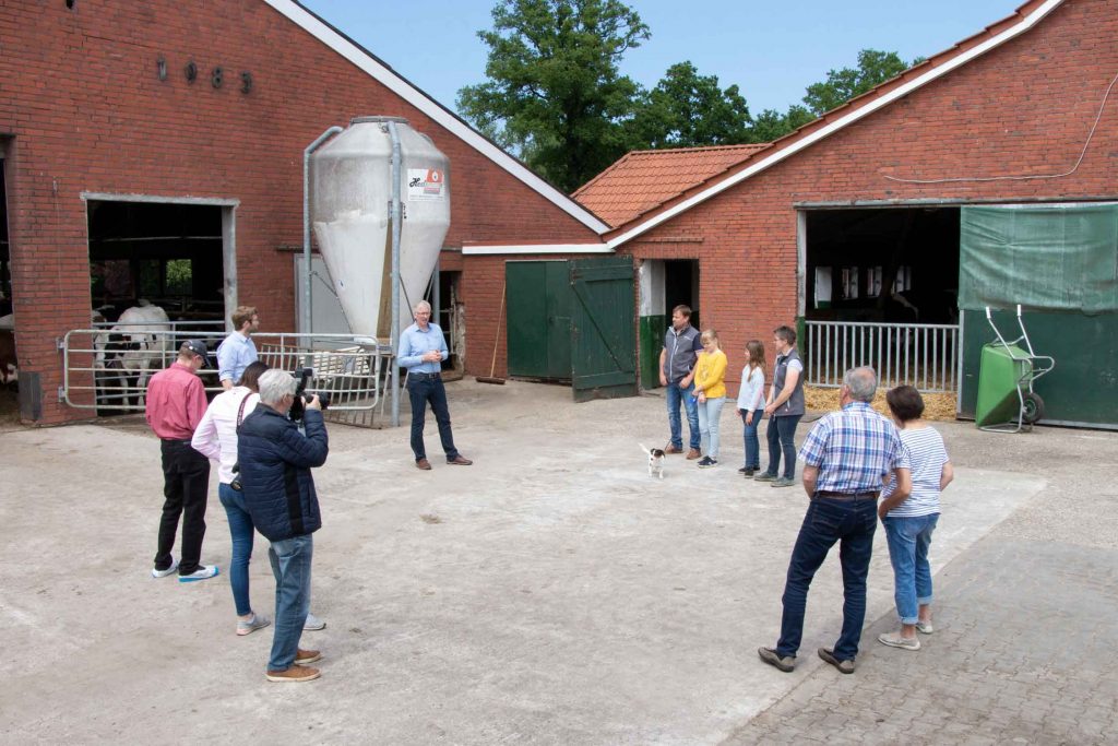 Milchlandpreis 2020: Hofschildübergabe bei Familie Lucassen