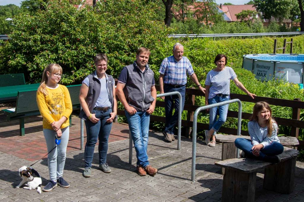 Milchlandpreis 2020: Hofschildübergabe bei Familie Lucassen