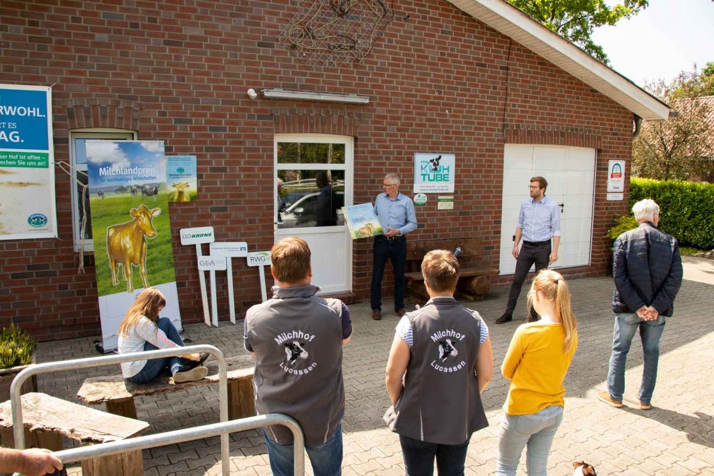 Milchlandpreis 2020: Hofschildübergabe bei Familie Lucassen