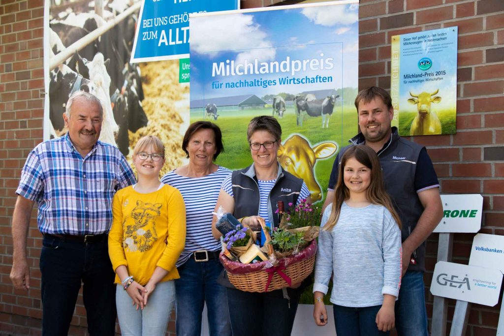 Milchlandpreis 2020: Hofschildübergabe bei Familie Lucassen