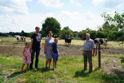 Influencerin Anika Barton mit Familie zu Besuch bei Milchbauer Helmut