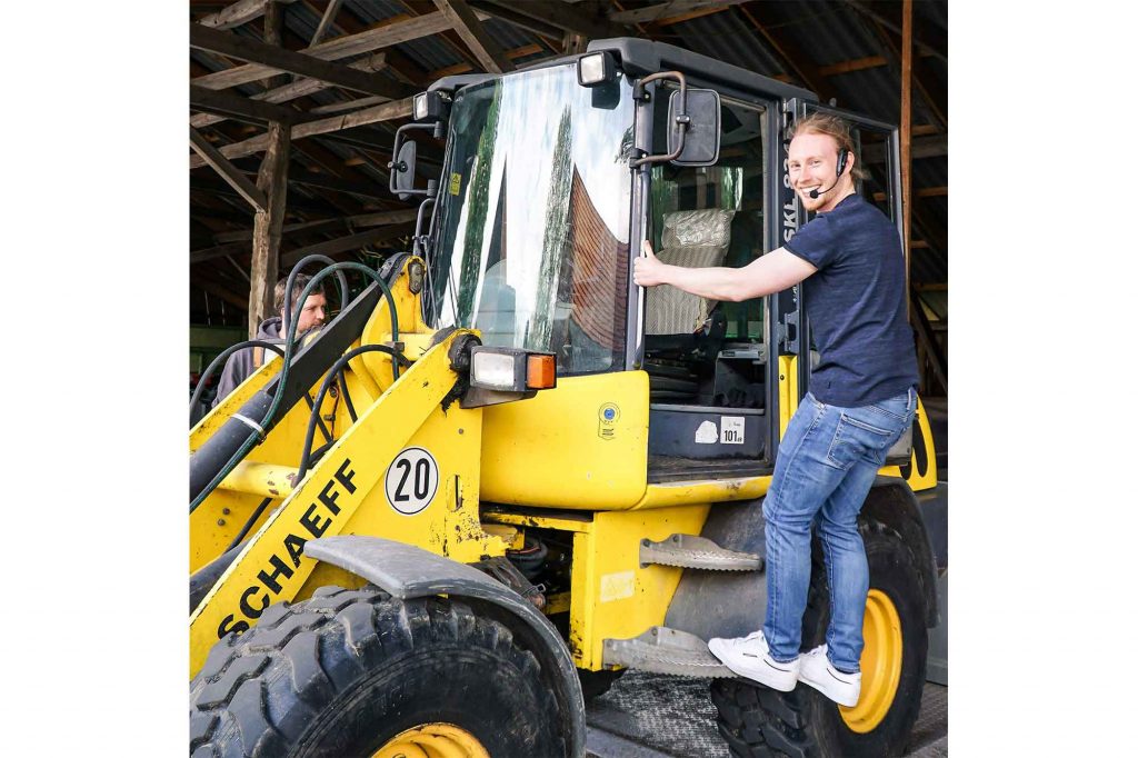 Podcast StadtLandKuh: Timo steht freudig auf Trecker