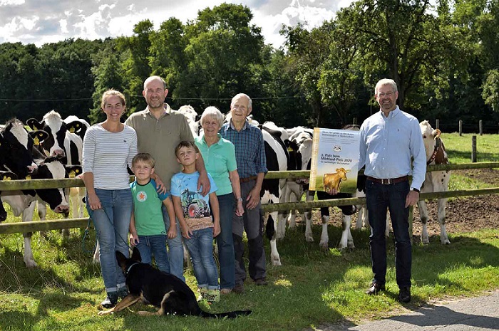 Milchlandpreis 2020: Hofschildübergabe bei Familie Brüning 