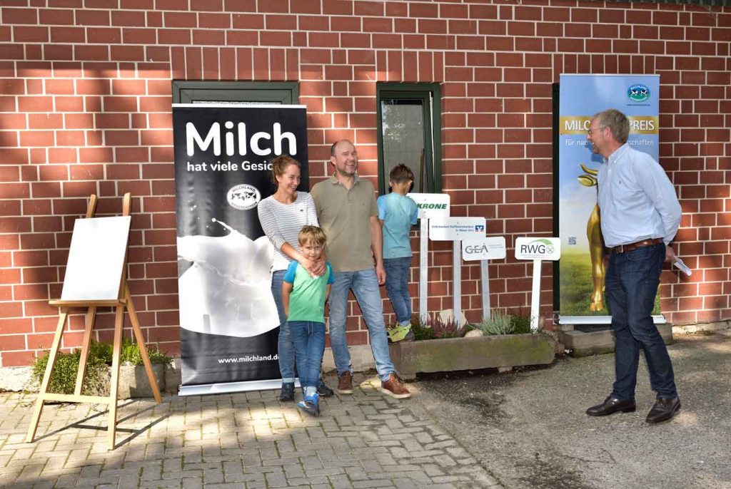 Milchlandpreis 2020: Hofschildübergabe bei Familie Brüning