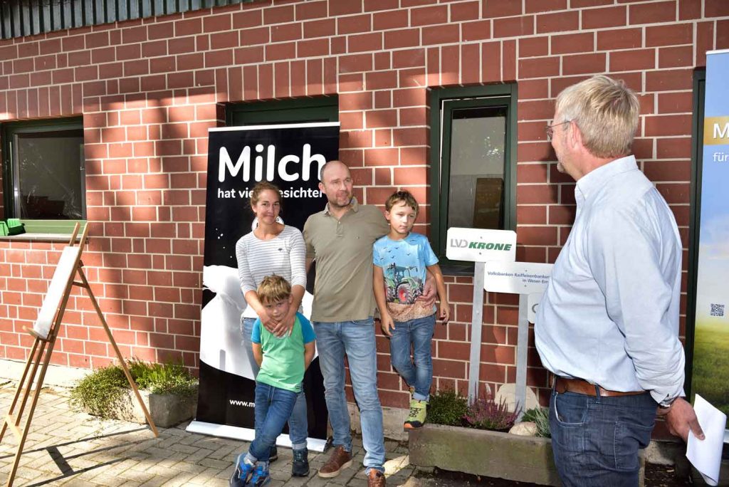 Milchlandpreis 2020: Hofschildübergabe bei Familie Brüning