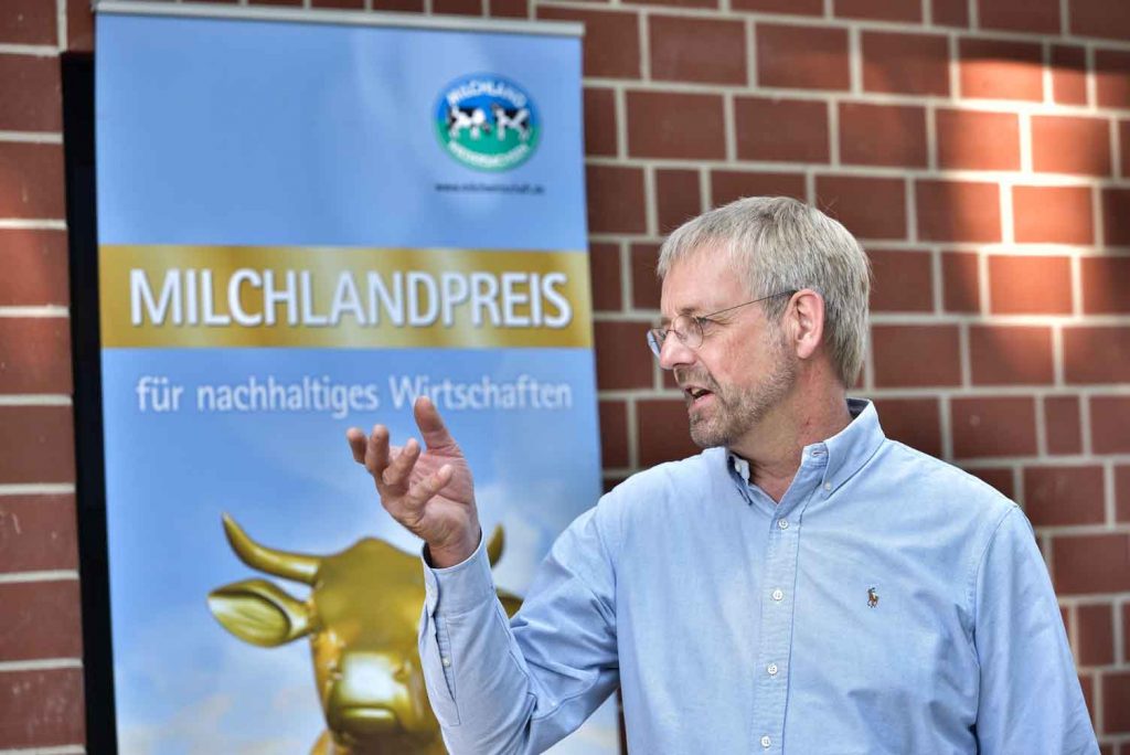 Milchlandpreis 2020: Hofschildübergabe bei Familie Brüning