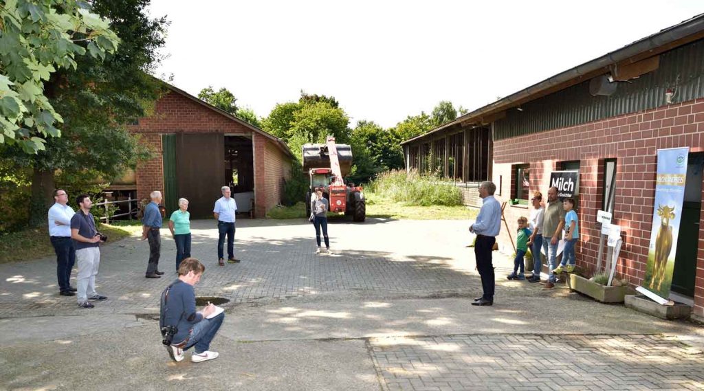 Milchlandpreis 2020: Hofschildübergabe bei Familie Brüning
