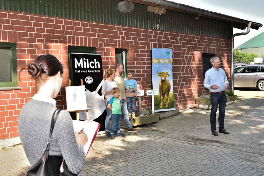 Milchlandpreis 2020: Hofschildübergabe bei Familie Brüning