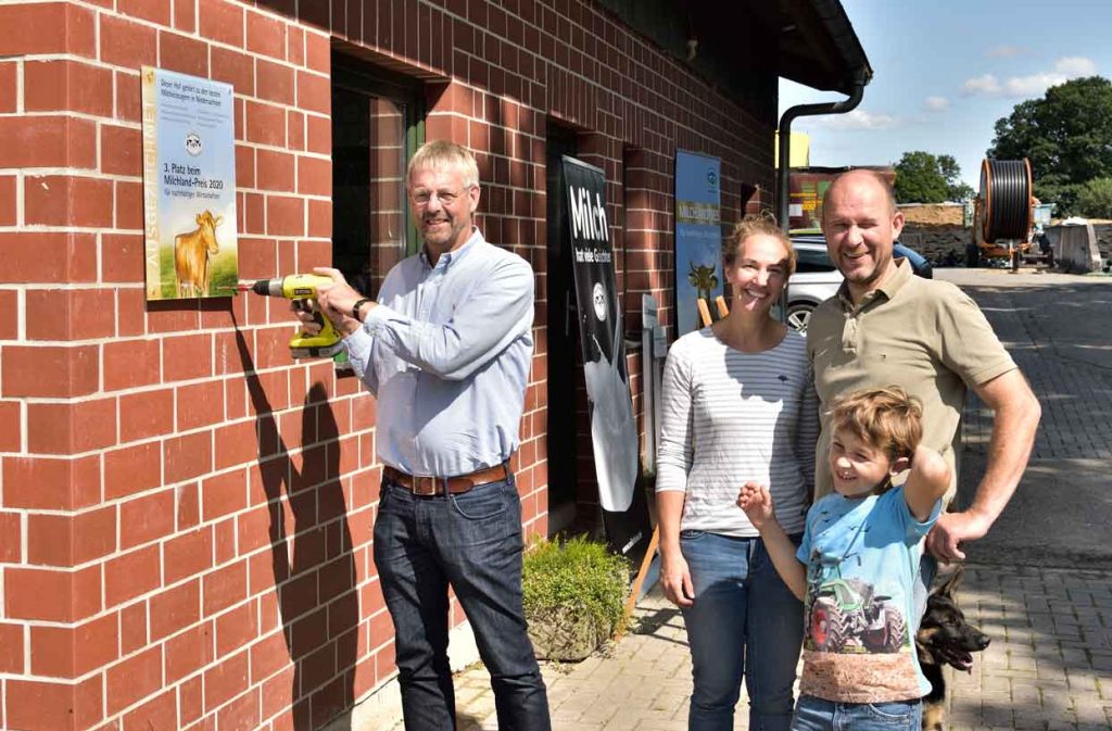 Milchlandpreis 2020: Hofschildübergabe bei Familie Brüning